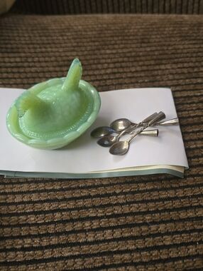 Vintage Style Jadeite Green Glass Salt Cellar With 4 Very Vintage Salt Spoons